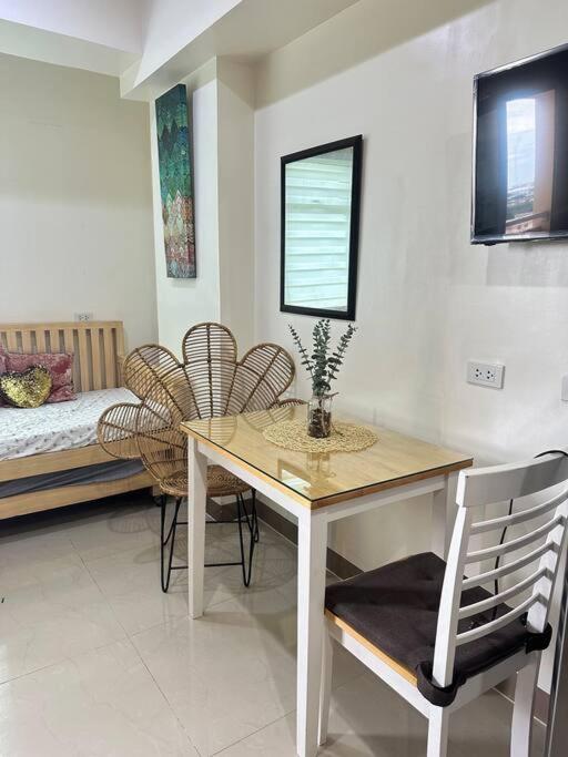 5-guest Seaview Flat Near Ayala Wi-fi Pool *